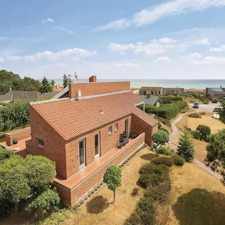 Four-bedroom Holiday In אבלטופט