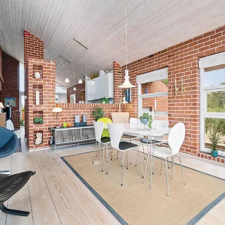 Four-bedroom Holiday In אבלטופט