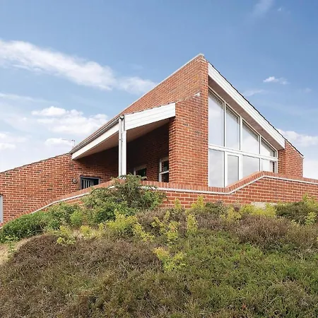 Four-bedroom Holiday In אבלטופט