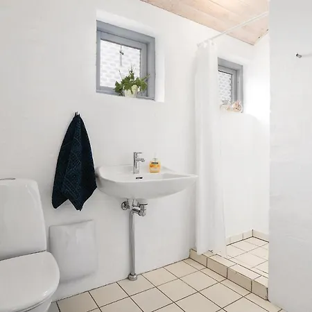 Four-bedroom Holiday In אבלטופט