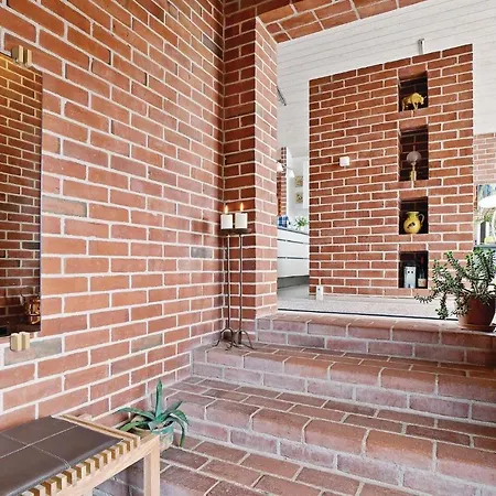 Four-bedroom Holiday In אבלטופט
